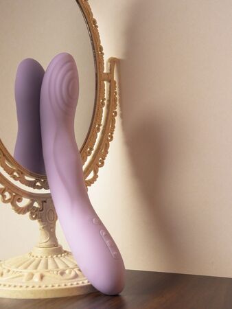 Сиреневый интерактивный вибромассажёр Selena с поступательными движениями и нагревом - 21 см.